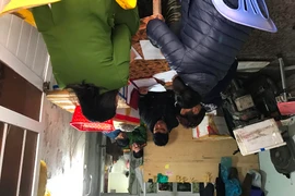 Lực lượng liên ngành quận Hoàng Mai phát hiện một cơ sở đang bơm tạp chất vào tôm. (Ảnh: Đức Duy/Vietnam+)