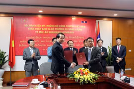 Đại diện Bộ Công Thương Việt Nam cùng Bộ năng lượng và mỏ Lào ký kết các hiệp định hợp tác. (Ảnh: Đức Duy/Vietnam+)