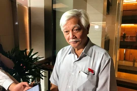 Đại biểu Quốc hội Dương Trung Quốc trao đổi bên lề kỳ họp thứ 5. (Ảnh: Đức Duy/Vietnam+)