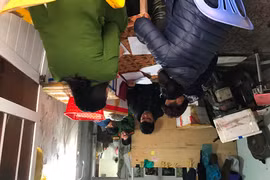 Lực lượng liên ngành quận Hoàng Mai phát hiện một cơ sở đang bơm tạp chất vào tôm. (Ảnh: Đức Duy/Vietnam+)