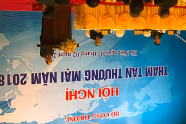 Thủ tướng Chính phủ Nguyễn Xuân Phúc phát biểu chỉ đạo tại Hội nghị Tham tán thương mại. (Ảnh: Đức Duy/Vietnam+)