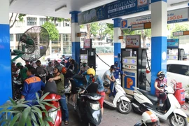 Khách hàng đổ xăng tại Cửa hàng xăng dầu số 4, số 9 Trần Hưng Đạo, Hà Nội chiều 6/10. (Ảnh: Hoàng Hùng/TTXVN)