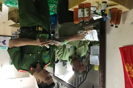 Đoàn liên ngành quận Hoàng Mai thu giữ sản phẩm đông dược không rõ nguồn gốc. (Ảnh: Đức Duy/Vietnam+)