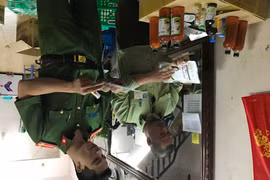 Đoàn liên ngành quận Hoàng Mai thu giữ sản phẩm đông dược không rõ nguồn gốc. (Ảnh: Đức Duy/Vietnam+)