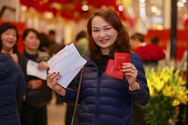 Khách hàng đang giao dịch vàng miếng. (Ảnh: Đức Duy/Vietnam+)