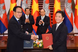 Bộ trưởng Trần Tuấn Anh và Bộ trưởng Bộ Thương mại Campuchia Pan Sorasak ký Biên bản Ghi nhớ về việc cơ bản kết thúc đàm phán Hiệp định Thương mại biên giới. (Ảnh: moit.gov.vn)