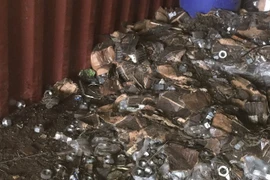 Tổng cục Hải quan đã phát hiện 4 container khai là hàng phế liệu nhưng bên trong giấu ốc vít, đĩa phanh xe ôtô các loại. (Ảnh: Tổng cục Hải quan)