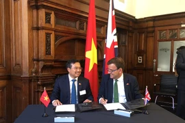 Đại diện hai nước ký kết biên bản thỏa thuận hợp tác. (Ảnh: Ban tổ chức)