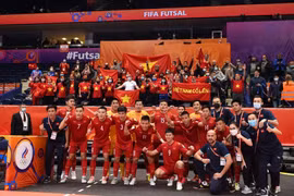 Đội tuyển futsal Việt Nam gửi lời cảm ơn tới người hâm mộ. (Ảnh: Getty Images)
