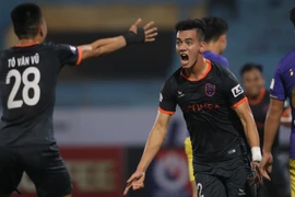 Tô Văn Vũ và Tiến Linh phối hợp ăn ý, ghi bàn thắng nâng tỷ số 2-1 trước Hà Nội FC trên sân khách Hàng Đẫy. (Ảnh: Hiển Nguyễn/Vietnam+) 
