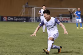 Quang Hải ghi bàn và kiến tạo trong chiến thắng 4-0 của Hà Nội FC trước Quảng Ninh tối 11/4. (Ảnh: PV/Vietnam+) 