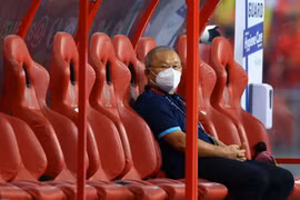 Huấn luyện viên Park Hang-seo thẫn thờ sau khi đội tuyển Việt Nam thua 0-2 trước Thái Lan tại AFF Cup 2020. (Ảnh: Getty Images) 