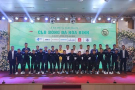 Câu lạc bộ bóng đá Hòa Bình với huấn luyện viên trưởng Lê Quốc Vượng và 22 cầu thủ được tuyển chọn từ nhiều trung tâm bóng đá uy tín trên cả nước. (Ảnh: CTV/Vietnam+)