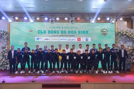 Câu lạc bộ bóng đá Hòa Bình với huấn luyện viên trưởng Lê Quốc Vượng và 22 cầu thủ được tuyển chọn từ nhiều trung tâm bóng đá uy tín trên cả nước. (Ảnh: CTV/Vietnam+)