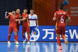 Đội tuyển futsal Việt Nam chơi kiên cường trước Nga. (Ảnh: Getty Images)