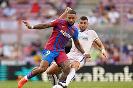 Memphis Depay giúp Barcelona giành chiến thắng trước Getafe. (Ảnh: Getty Images)