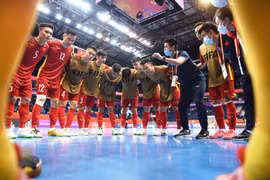 Ở vòng 1/8, tuyển futsal Việt Nam một lần nữa giữ vững tinh thần, lối chơi hợp lý để ép đối thủ Nga được đánh giá cao hơn vào thế khó khăn. (Ảnh: Getty Images)