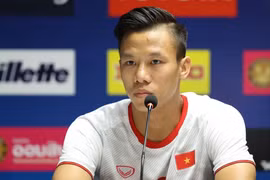 Đội trưởng Quế Ngọc Hải thay mặt đội tuyển Việt Nam xin lỗi người hâm mộ. (Ảnh: Getty Images)