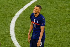 Kylian Mbappe sút hỏng quả penalty quyết định khiến tuyển Pháp bị loại. (Ảnh: Getty Images) 