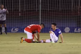 Trước pha bóng thô bạo, Hoàng Thịnh và Hùng Dũng có mối quan hệ tốt