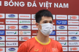Đình Trọng trả lời báo chí trước buổi tập chiều 10/8 của độ tuyển Việt Nam. (Ảnh: VFF)