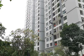 Nhà cao tầng thì từ tầng 9 trở lên phải đảm bảo chiều cao lan can ít nhất là 1,4m. (Ảnh: Thanh Tùng/TTXVN)