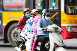 Người già và trẻ nhỏ cần hạn chế ra đường vào những thời điểm nắng nóng gay gắt dễ dẫn đến thay đổi nhiệt độ cơ thể đột ngột, nguy hiểm cho sức khỏe. (Ảnh: Thành Đạt/TTXVN)