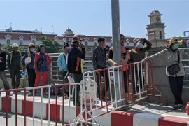 Người dân và công nhân không được phép ra, vào khu vực có ca nhiễm COVID-19. (Ảnh: TTXVN/phát)