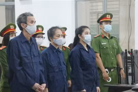 Các bị cáo nghe Hội đồng xét xử tuyên án. (Ảnh: Tiên Minh/TTXVN)