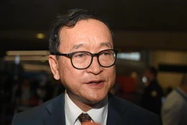 Ông Sam Rainsy tại sân bay Roissy-Charles de Gaulle, phía Bắc Paris, Pháp ngày 7/11/2019. (Ảnh: AFP/TTXVN)