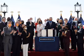Chủ tịch Hạ viện Mỹ Nancy Pelosi (giữa, trái) và Lãnh đạo đa số tại Thượng viện Chuck Schumer (giữa, phải) công bố gói kích thích kinh tế mới vừa được Hạ viện thông qua. (Ảnh: AFP/TTXVN)