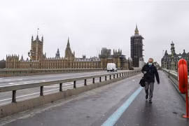 Người dân đeo khẩu trang phòng lây nhiễm COVID-19 tại London, Anh. (Ảnh: THX/TTXVN)