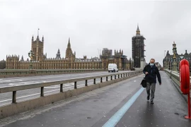 Người dân đeo khẩu trang phòng lây nhiễm COVID-19 tại London, Anh. (Ảnh: THX/TTXVN)