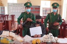 Đối tượng Lò Văn Chun và tang vật tại cơ quan điều tra. (Ảnh: TTXVN phát)