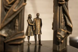 Market đài kỷ niệm tình báo viên Anh và em dựng tại khuôn viên trụ sở Cơ quan Tình báo đối ngoại Nga. (Ảnh: Tuấn Anh/TTXVN)