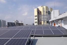 Hệ thống năng lượng Mặt Trời mái nhà của một doanh nghiệp trong Khu công nghiệp Amata, phường Long Bình, thành phố Biên Hòa. (Ảnh: Nguyễn Văn Việt/TTXVN)