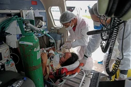 Điều trị cho bệnh nhân nhiễm COVID-19 tại Para, Brazil. (Ảnh: AFP/TTXVN)