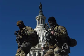 Lực lượng Vệ binh Quốc gia tuần tra tại tòa nhà Quốc hội ở Washington DC. (Ảnh: AFP/TTXVN)