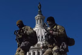 Lực lượng Vệ binh Quốc gia tuần tra tại tòa nhà Quốc hội ở Washington DC. (Ảnh: AFP/TTXVN)
