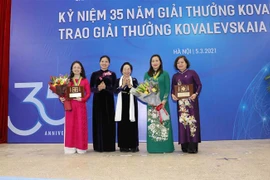 Các tập thể và cá nhân nhận Giải thưởng Kovalevskaia năm 2020. (Ảnh: Phương Hoa/TTXVN)