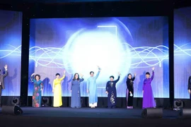 Đại biểu bấm nút khởi động chiến dịch Vì nụ cười phụ nữ. (Ảnh: Phương Hoa/TTXVN)