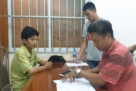 V.H.T làm việc với các điều tra viên tại Công an huyện Châu Đức, tỉnh Bà Rịa-Vũng Tàu. (Ảnh: TTXVN phát)