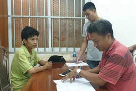 V.H.T làm việc với các điều tra viên tại Công an huyện Châu Đức, tỉnh Bà Rịa-Vũng Tàu. (Ảnh: TTXVN phát)