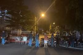 Lực lượng chức năng thành phố Thuận An phong tỏa đường D35 thuộc phường An Phú (thành phố Thuận An, Bình Dương). (Ảnh: Chí Tưởng/TTXVN)