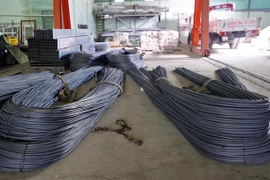 Tang vật được Công an thành phố Long Xuyên thu hồi, bàn giao lại cho chủ cơ sở vật liệu xây dựng. (Ảnh: Công Mạo/TTXVN)