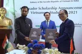 Lễ ký kết biên bản ghi nhớ cấp học bổng cho sinh viên Việt Nam. (Ảnh: Huy Lê/TTXVN)
