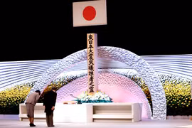 Nhật hoàng Naruhito và Hoàng hậu Masako cúi đầu tưởng niệm các nạn nhân của thảm họa kép (Nguồn: AP)