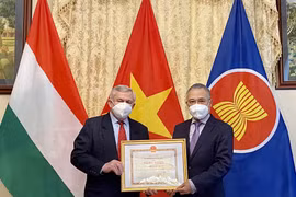 Đại sứ Nguyễn Tiến Thức trao Bằng khen của Bộ trưởng Ngoại giao cho Hội Hữu nghị Hungary-Việt Nam. (Ảnh: Đại sứ quán Việt Nam tại Hungary)