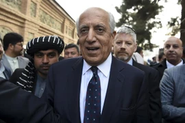 Đặc phái viên Zalmay Khalilzad (giữa) tại Kabul, Afghanistan, ngày 9/3/2020. (Ảnh: AFP/TTXVN)