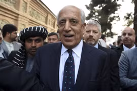 Đặc phái viên Zalmay Khalilzad (giữa) tại Kabul, Afghanistan, ngày 9/3/2020. (Ảnh: AFP/TTXVN)